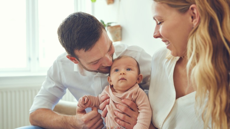 Запах женщины после того, как она становится матерью, может менять поведение отцов в отношении детей: интересное исследование