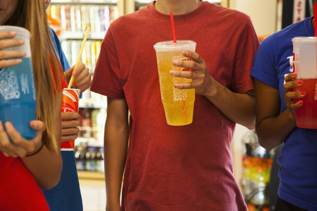Влияние газированных напитков на психическое здоровье подростков: исследования указывают на риск развития депрессии и тревожности