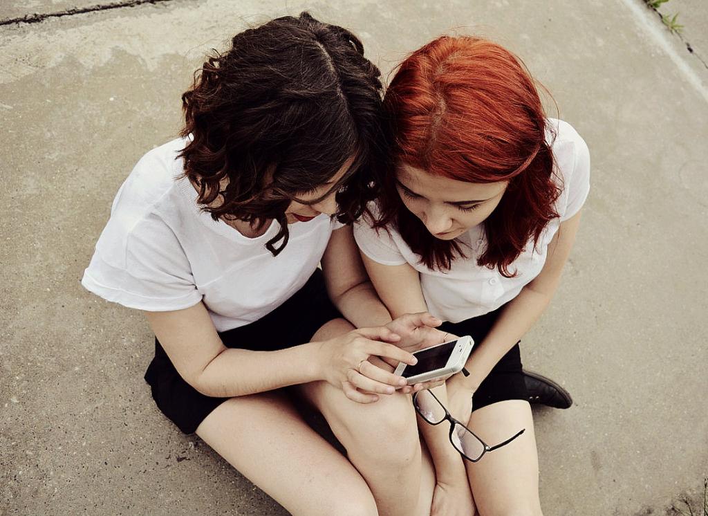 Фото двух подружек лесбиянок ублажающих свои письки
