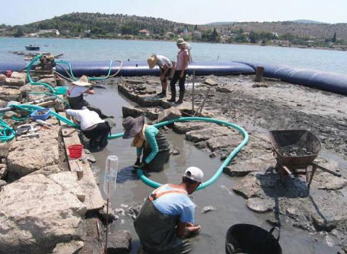 Археологи осушают море, чтобы исследовать сооружение, построенное 2200 лет назад