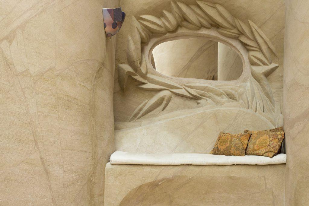 Замок из песка по-взрослому: мужчина потратил 2 года, чтобы создать пещерный дом в пустыне