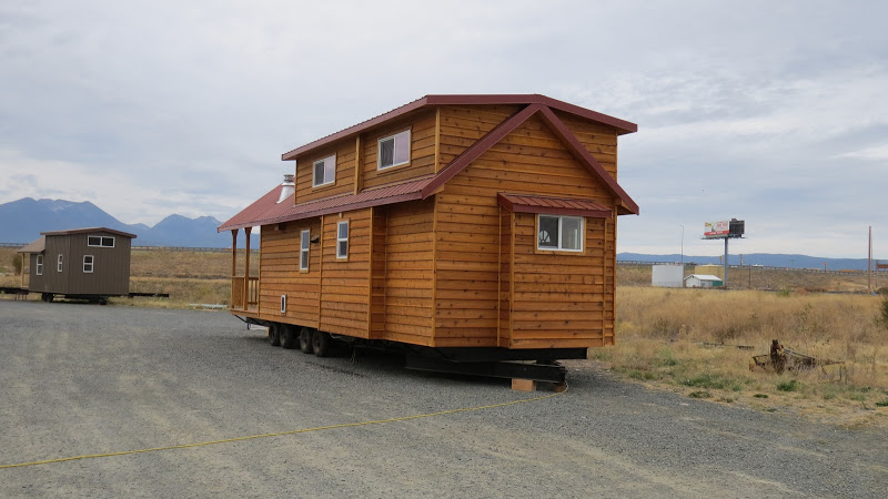 Кажется, что это простой деревянный дом на колесах. Но внутри это полноценное и комфортное жилье