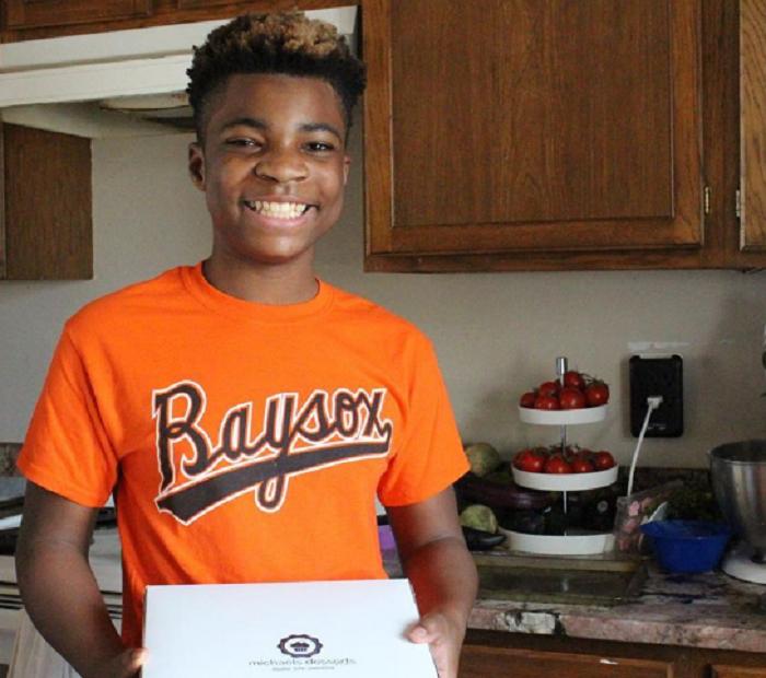 Бизнес на кексах: 13-летний подросток не только занимается любимым делом, но и помогает нуждающимся людям