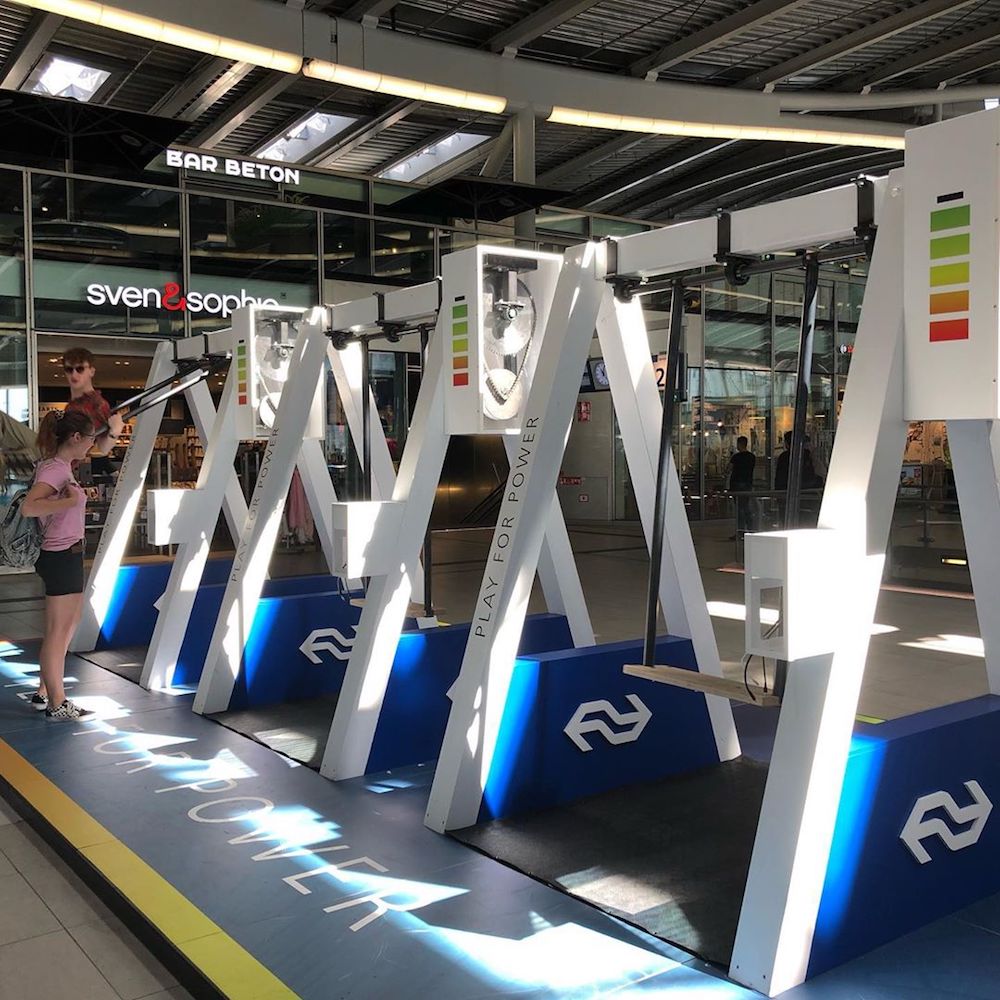 Приятное с полезным: на железнодорожной станции в Нидерландах можно зарядить телефон, качаясь на качелях
