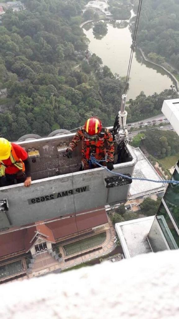 Пожарные рисковали жизнью, чтобы спасти кошку на балконе высокого здания