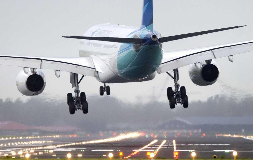 Пилот объясняет: действительно ли использование гаджетов пассажирами в полете может привести к катастрофе