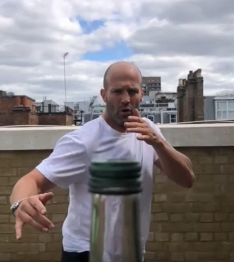 Bottle Cap Challenge: в Сети набирает популярность новый челлендж "Открой бутылку ударом ноги". Видео
