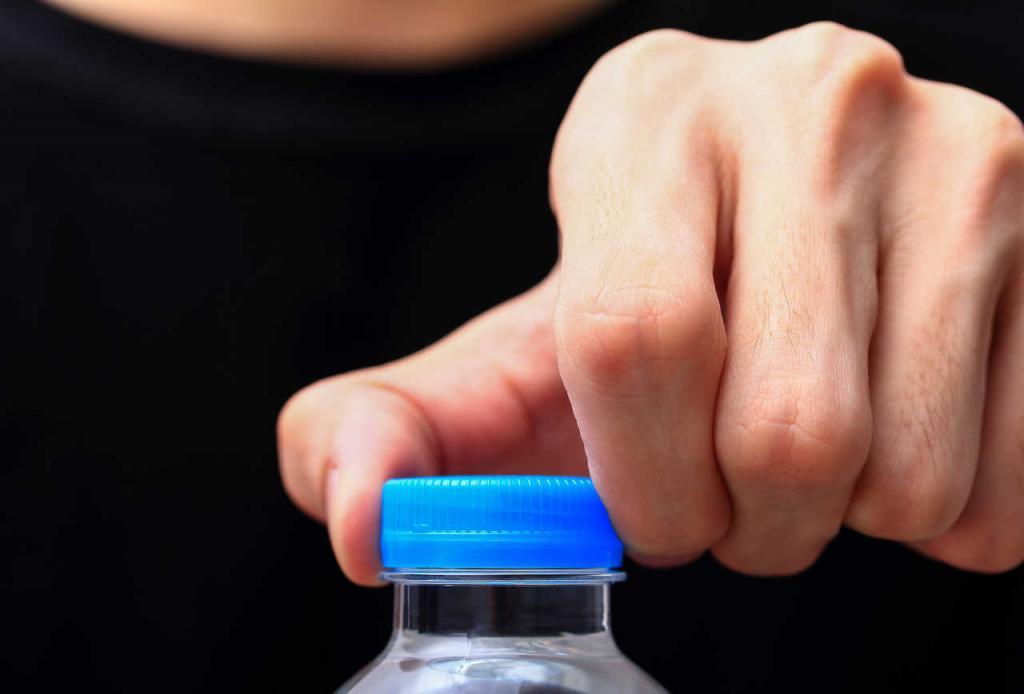 Bottle Cap Challenge: в Сети набирает популярность новый челлендж "Открой бутылку ударом ноги". Видео
