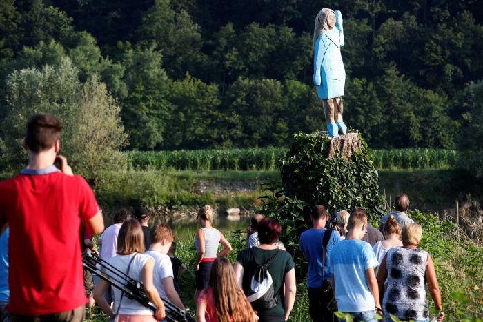 В Словении появился памятник-статуэтка Мелании Трамп, но идею никто не понял
