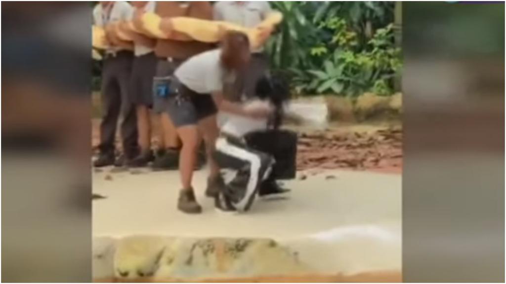 Женщину разыграли в зоопарке Сингапура на шоу змей: ее реакция облетела интернет (видео)