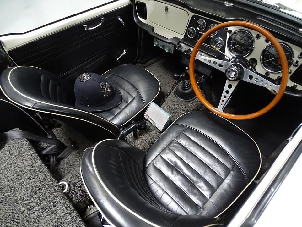 Спортивный автомобиль Triumph TR4, используемый полицией Эссекса в 60-х годах, уходит с молотка