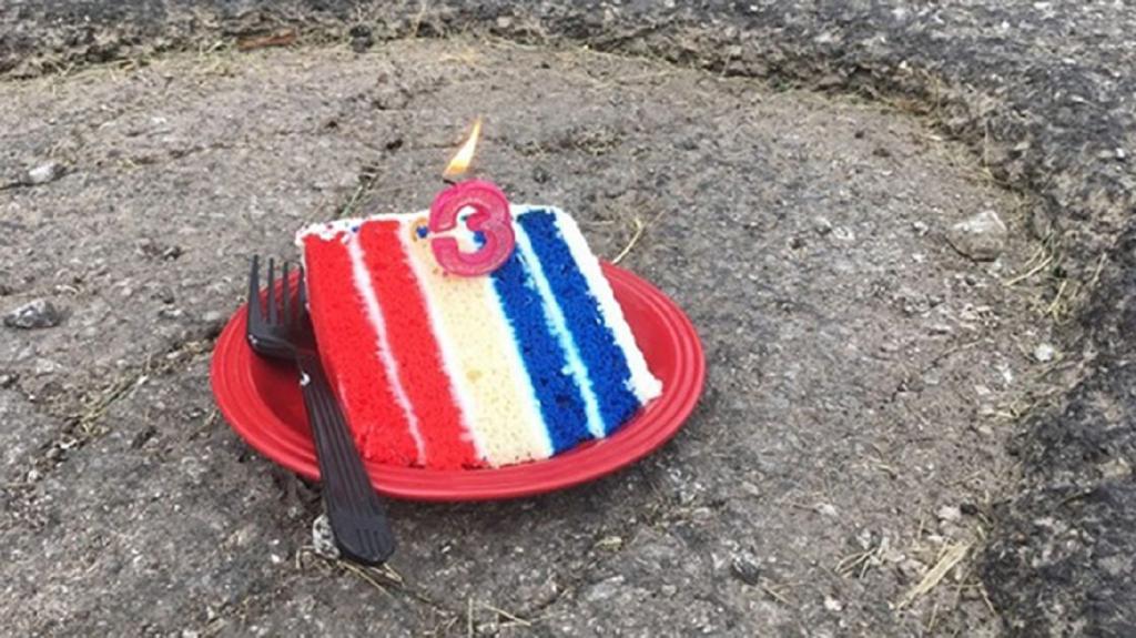 В России тортов было не хватило: мужчина решил отпраздновать "день рождение" выбоины на дороге