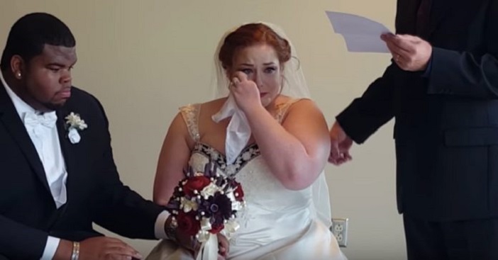 Дядя невесты остановил свадьбу, чтобы прочитать ей письмо, которое растрогало девушку до слез