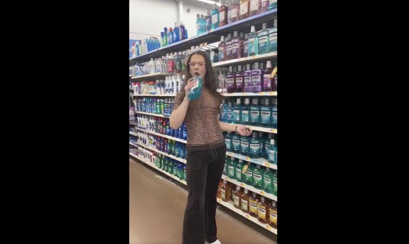 Девушка прямо в супермаркете прополоскала рот ополаскивателем и выплюнула его обратно в бутылку. Соцсети взбунтовались