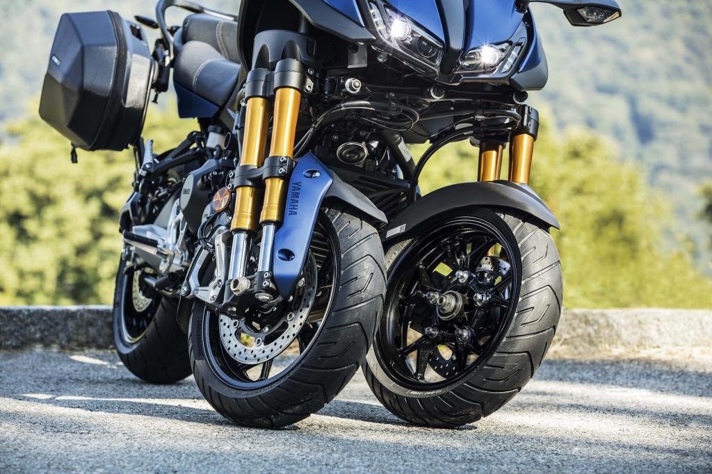 Новое слово в мотопроме: Yamaha Niken - байк со спаренным передним колесом