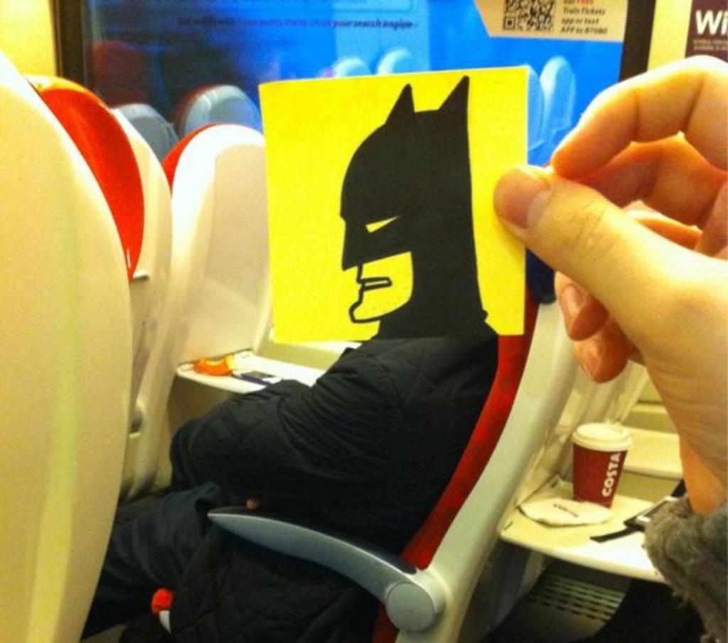 Чем заняться в общественном транспорте: художник развлекается, превращая пассажиров в мультяшных персонажей