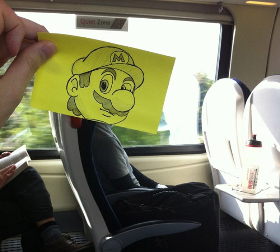 Чем заняться в общественном транспорте: художник развлекается, превращая пассажиров в мультяшных персонажей