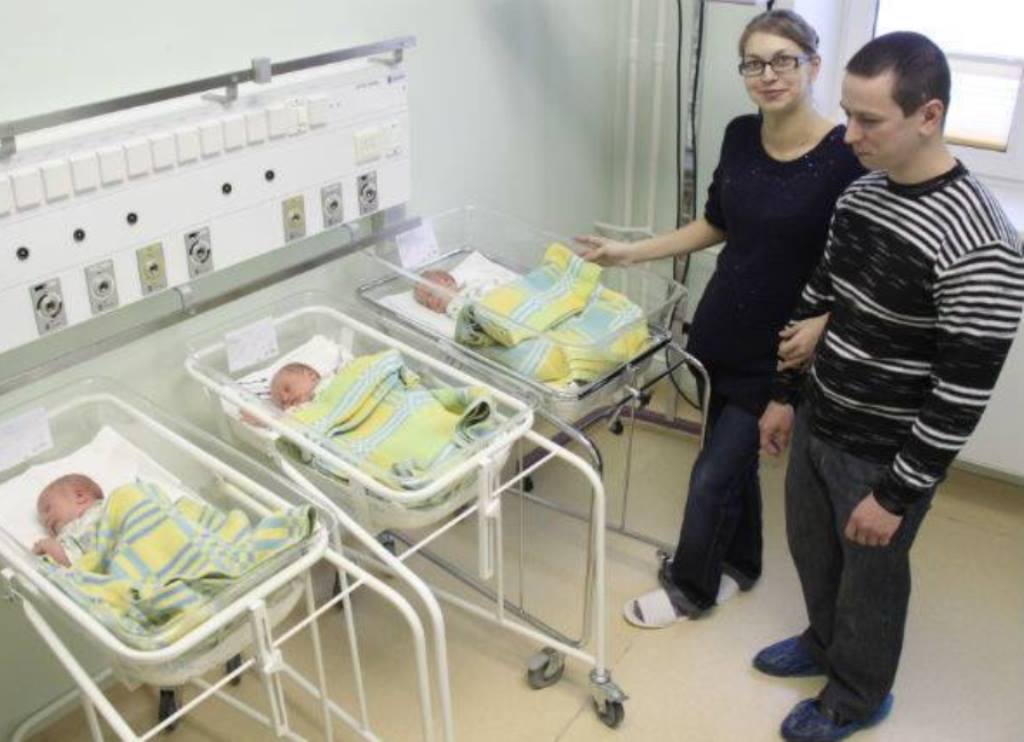 Папа-одиночка: пришел в больницу забирать жену с тройней, но она сбежала, оставив малышей