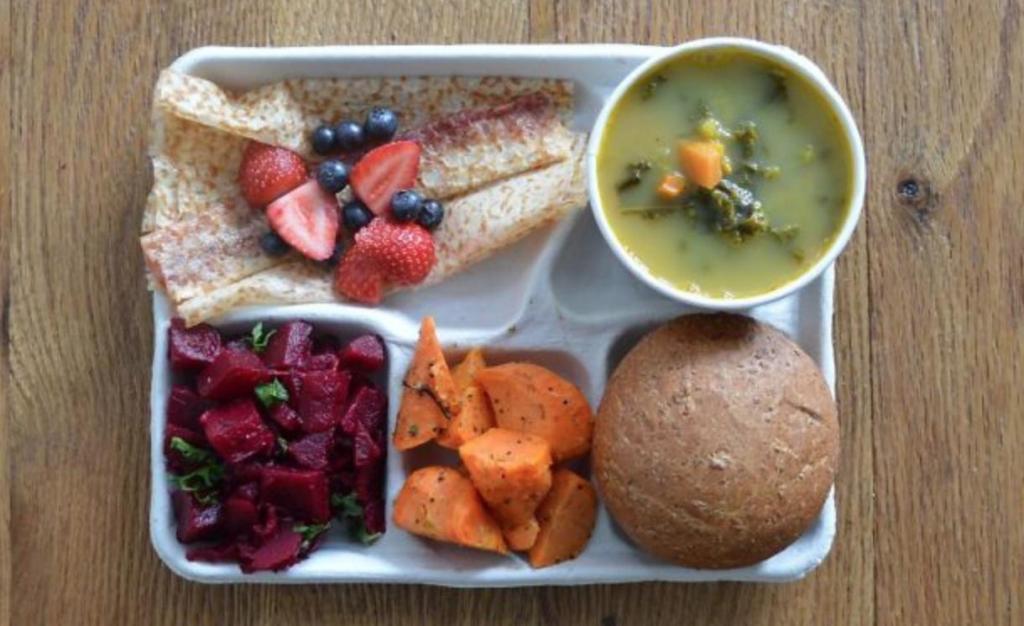 Креветки с кашей и томатный суп. Что едят дети на обед в школах разных стран мира? 10 фото