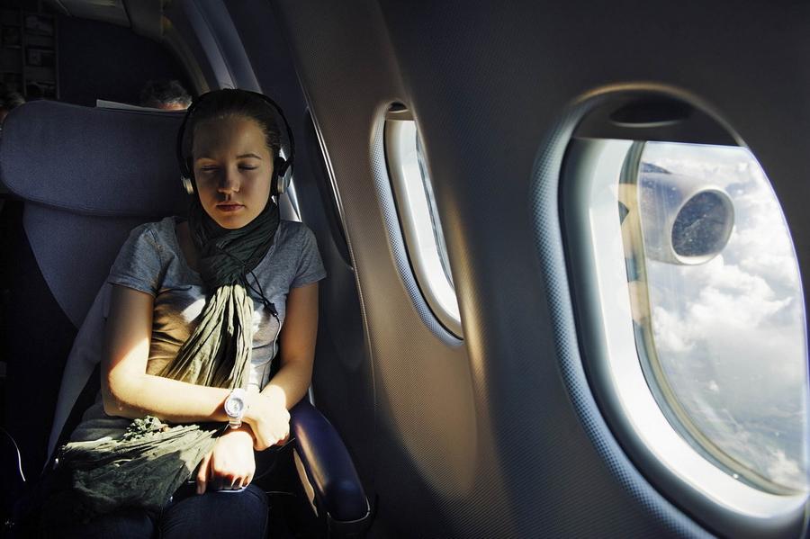 Девушка поделилась историей, как выжила во время 23-часового перелета без ноутбука и телефона