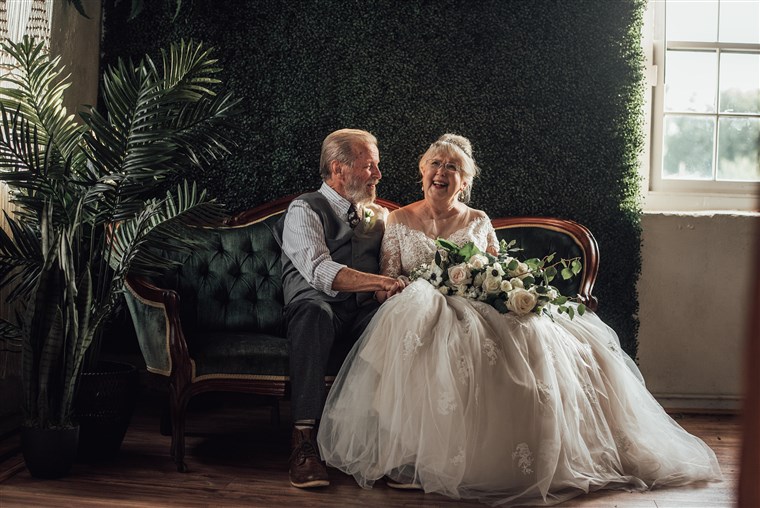 Внучка удивила бабушку и дедушку свадебной фотосессией в день 60-й годовщины их брака