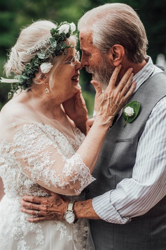 Внучка удивила бабушку и дедушку свадебной фотосессией в день 60-й годовщины их брака