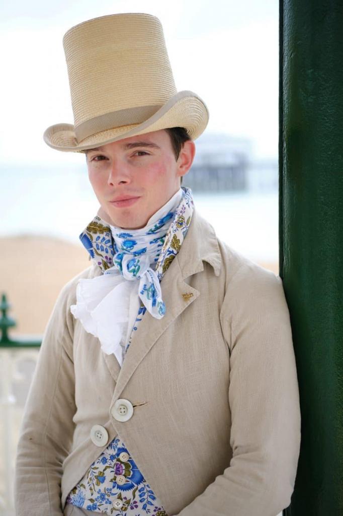 В 14 лет парень полностью отказался от современной моды и начал носить костюмы 1820-х годов (фото)