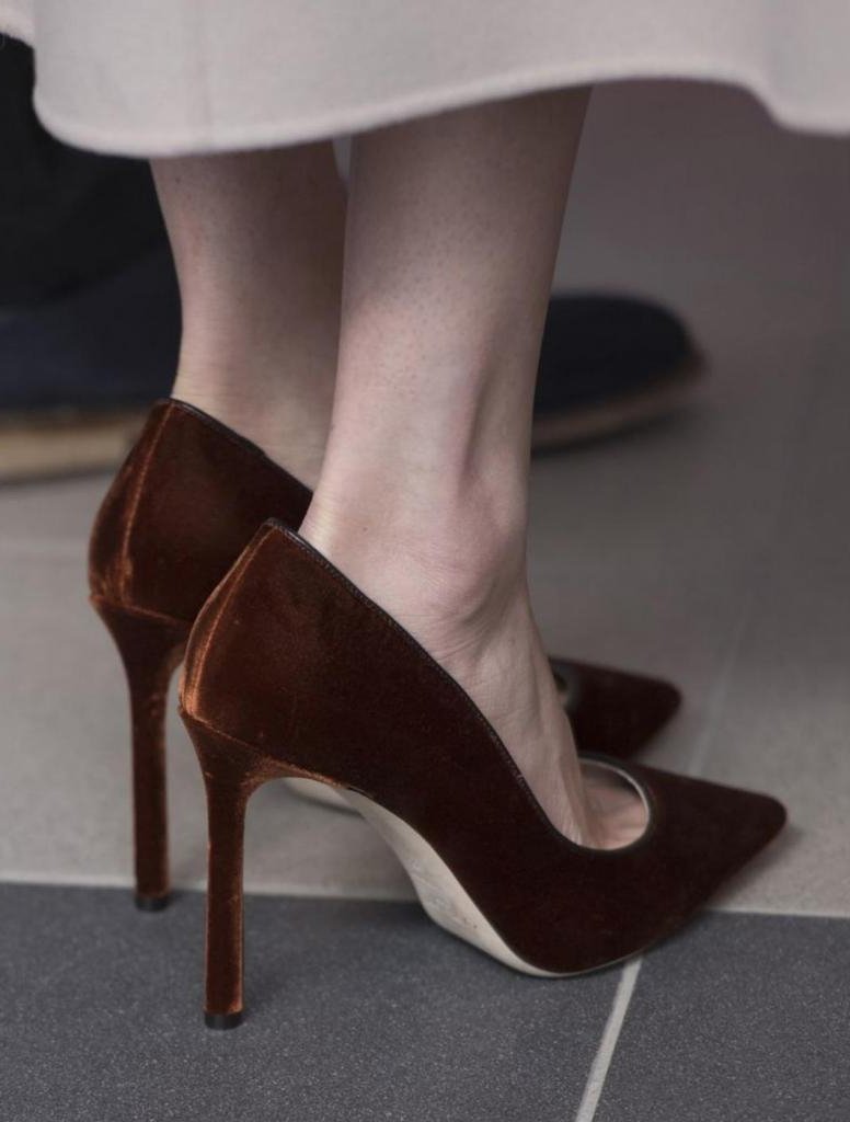 Почему герцогиня Меган Маркл всегда носит туфли, которые ей велики