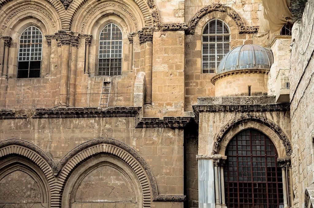 Два века назад каменщик поставил лестницу у стены церкви в Иерусалиме: почему никто не смеет прикасаться к ней