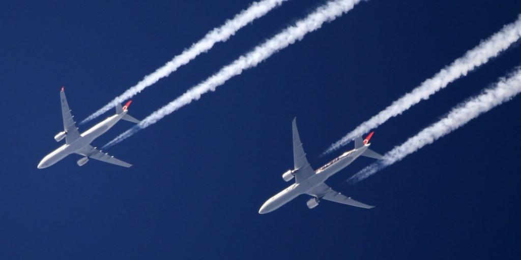 Следы от самолетов в небе и правда вредны для людей: они ускоряют глобальное потепление