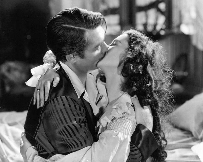 «Знакомьтесь, Джо Блэк», «Унесенные ветром», «Титаник»: самые красивые сцены поцелуев в фильмах