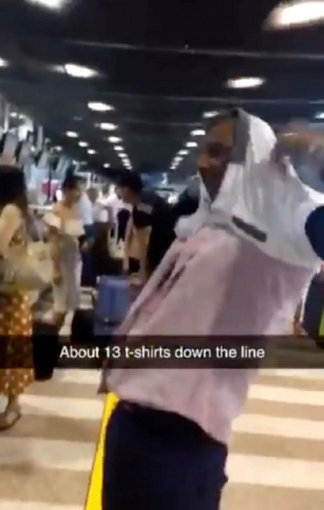 У мужчины был перевес багажа в аэропорту. Тогда он открыл чемодан, достал футболки и начал переодеваться