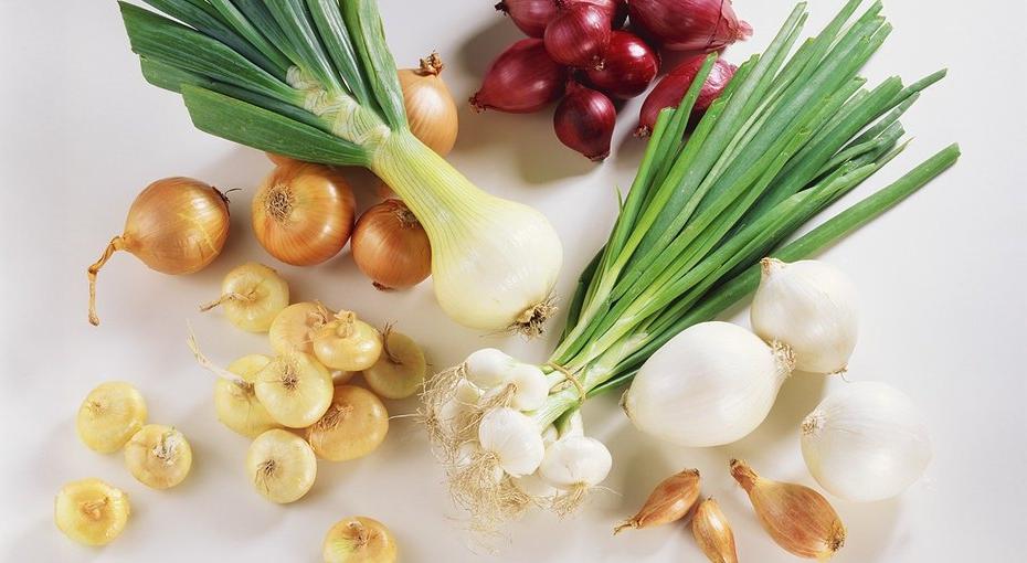 Лук, капуста и фрукты: 8 продуктов, которые вызывают вздутие живота