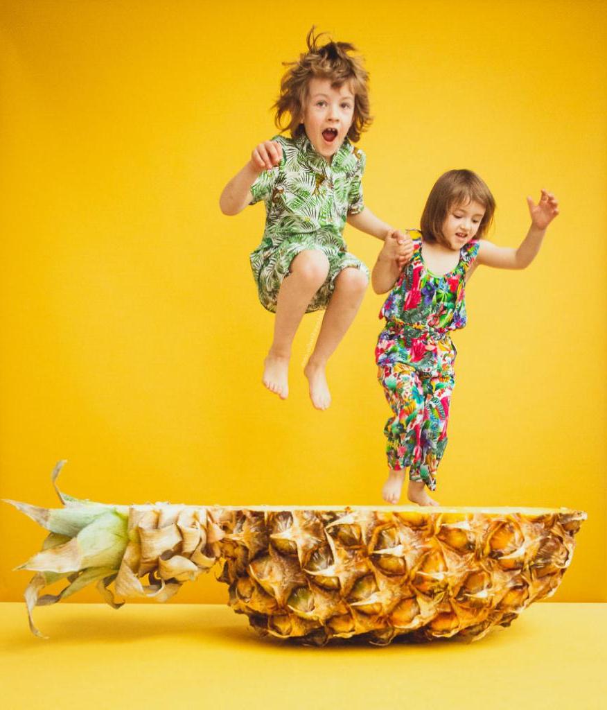 Идея для фотосессии: семья сделала оригинальные снимки с гигантскими фруктами, не используя "Фотошоп"