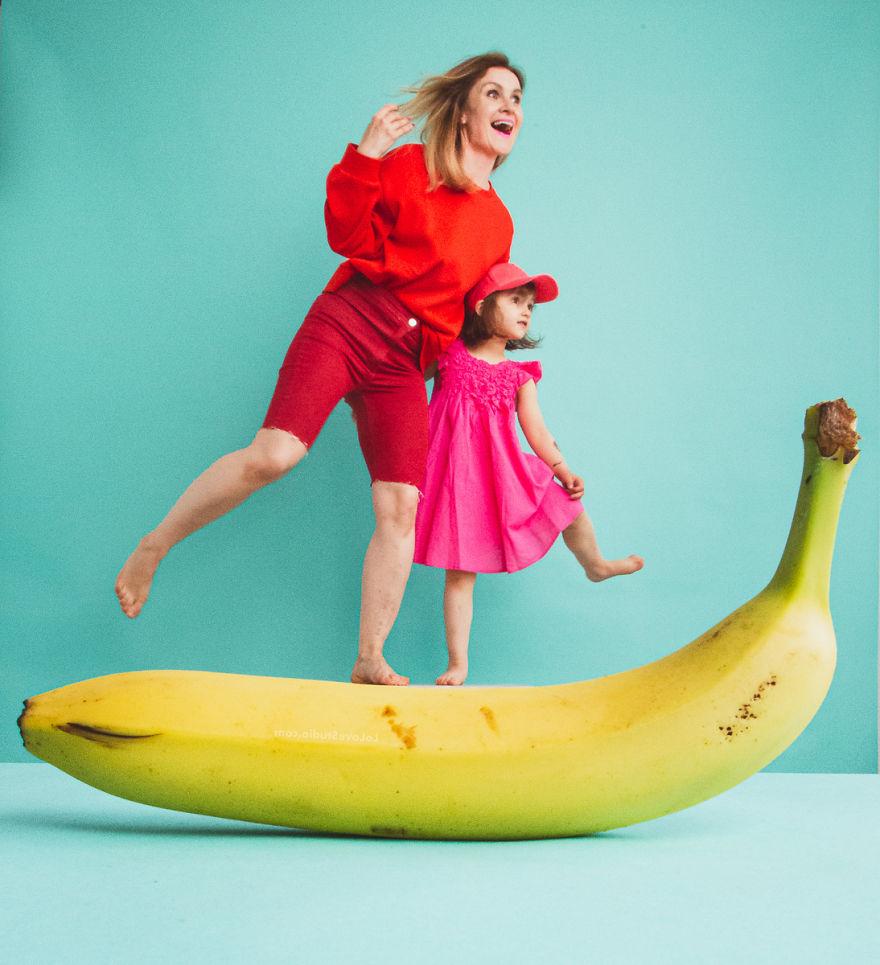 Идея для фотосессии: семья сделала оригинальные снимки с гигантскими фруктами, не используя "Фотошоп"