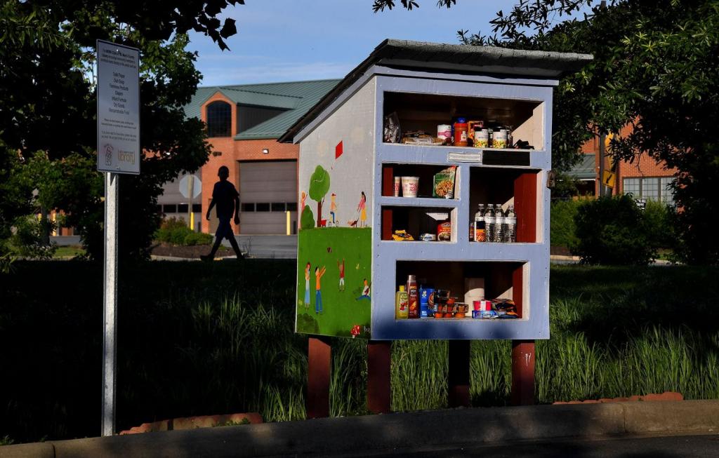 Люди по всему миру делятся едой, открывая "маленькие библиотеки" с продуктами