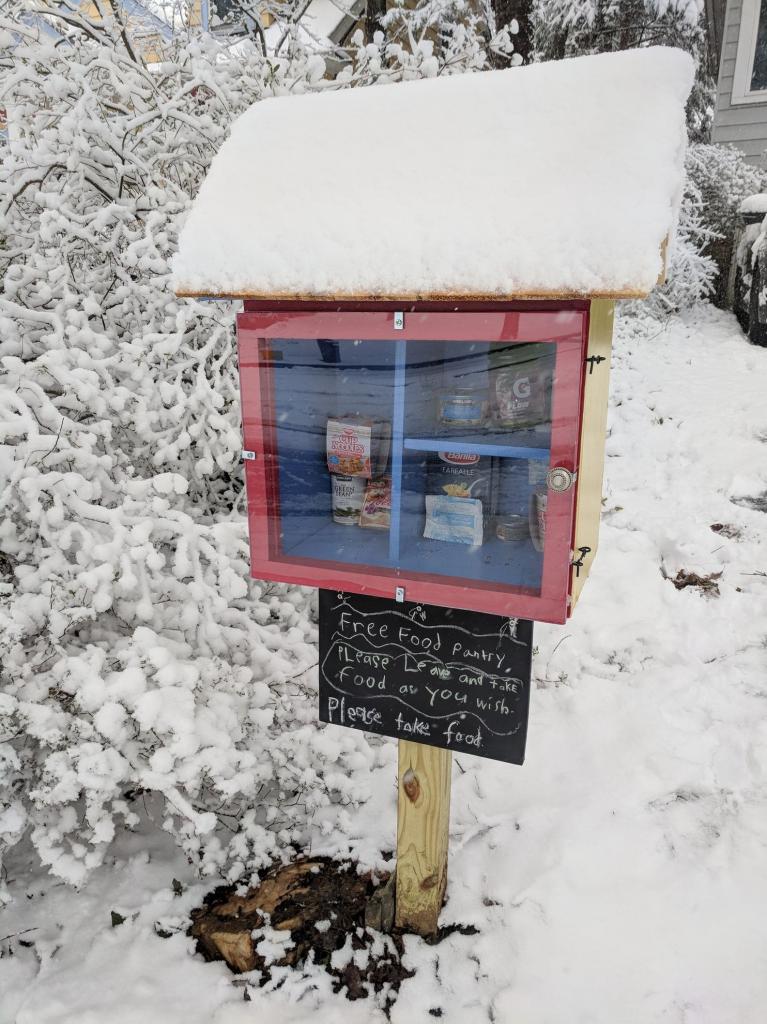 Люди по всему миру делятся едой, открывая "маленькие библиотеки" с продуктами
