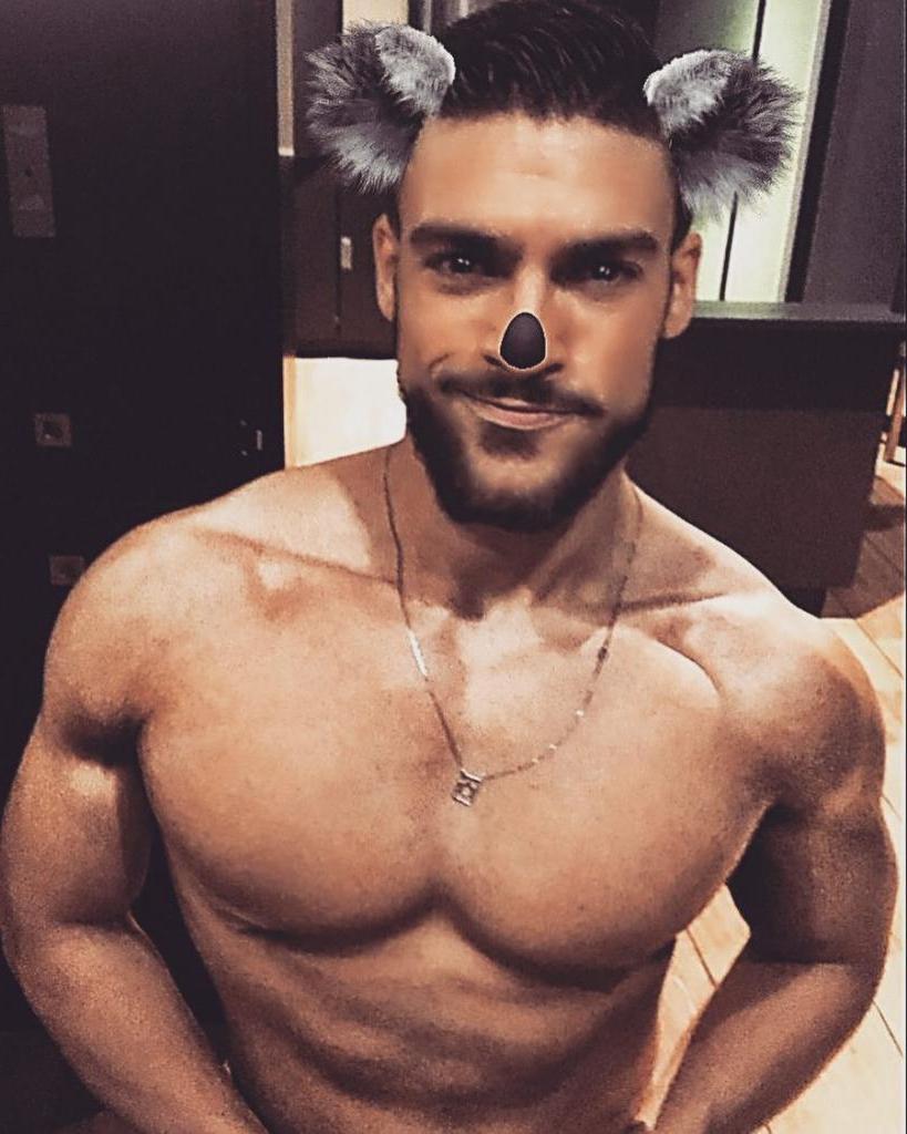 От обычного медбрата до звезды Instagram: испанец прославился благодаря своей обворожительной улыбке и мускулам