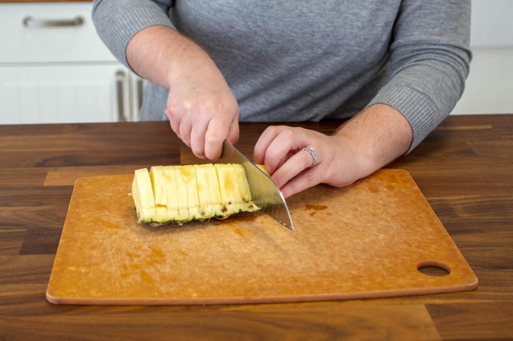 Американская тетушка научила правильно подавать ананас. Оказалось, его очень просто нарезать