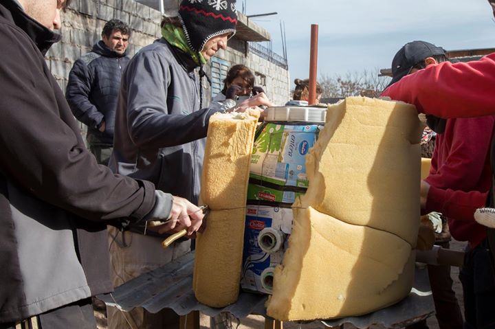 Молодые люди придумали, как мусор может помочь семьям, живущим без горячей воды