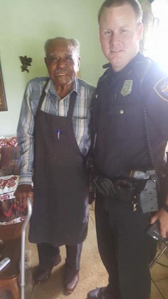 Старик обратился к полицейским с необычной просьбой, и они решили помочь ветерану
