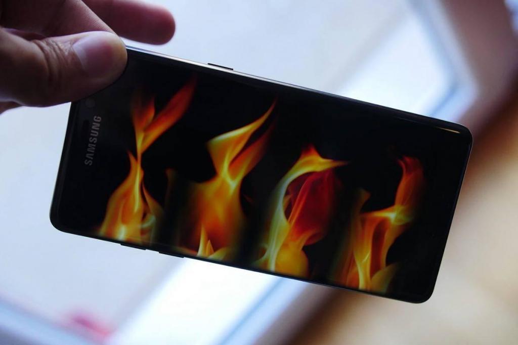 Эксперты Роскачества рассказали, как предотвратить взрыв аккумулятора смартфона
