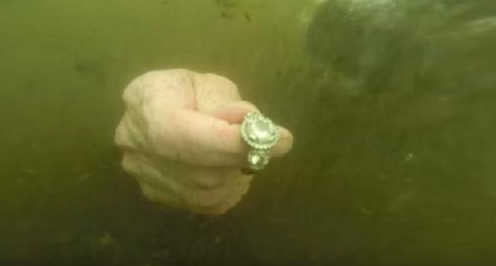 Женщина уронила в озеро бриллиантовое кольцо стоимостью 50 тыс. долларов. Ее семья придумала, как его вернуть