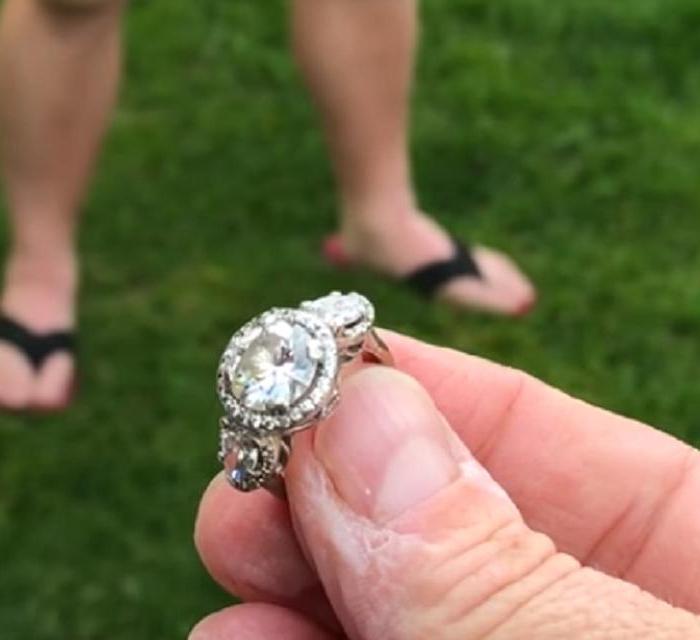 Женщина уронила в озеро бриллиантовое кольцо стоимостью 50 тыс. долларов. Ее семья придумала, как его вернуть