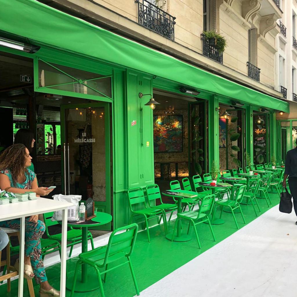 Одну из улиц в париже полностью перекрасили в зеленый цвет, чтобы снизить температуру в жаркие летние дни. Получилось очень стильно: фото