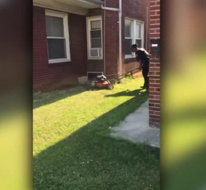 Женщина-полицейский помогает бабушке скосить траву в жару. Позже о ее поступке расскажут в новостях