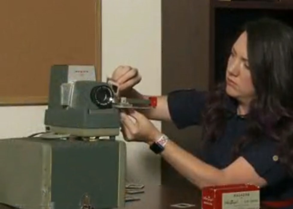 Женщина купила антикварный проектор и обнаружила на нем снимки из прошлого