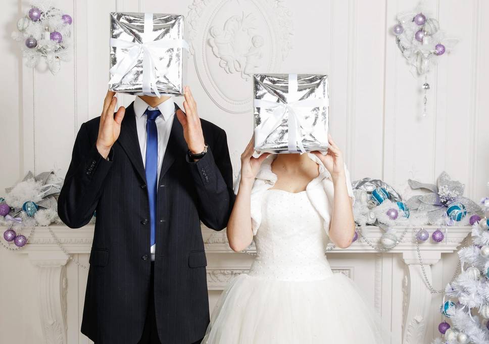 Невеста разочаровалась в своих гостях, когда открыла конверты после свадьбы