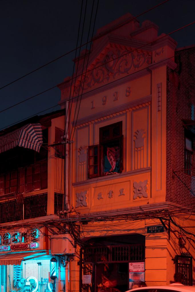 Фотохудожник создал уникальную серию снимков, где запечатлел исчезающие улицы Шанхая