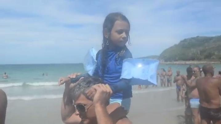Маленькая девочка заблудилась на пляже: отдыхающие придумали, как ей помочь найти маму